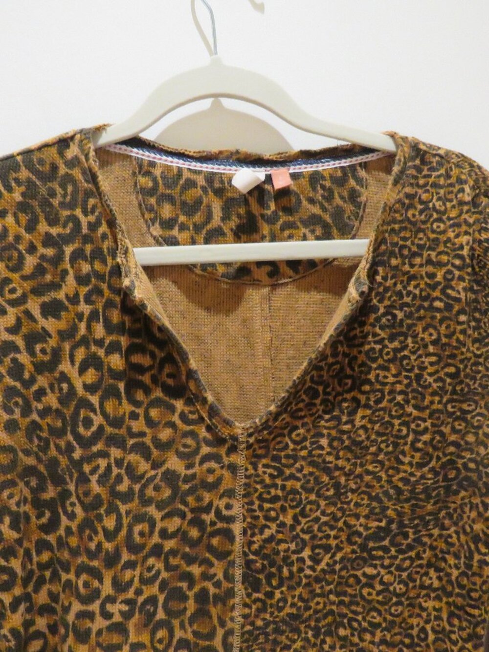 ANTHROPOLOGIE PILCRO Split Neck Waffle Leopard Print Top Small Mob Wives Casual - Picture 3 of 12